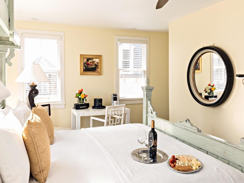 Brass Key Guesthouse Adults Only Provincetown Habitación foto